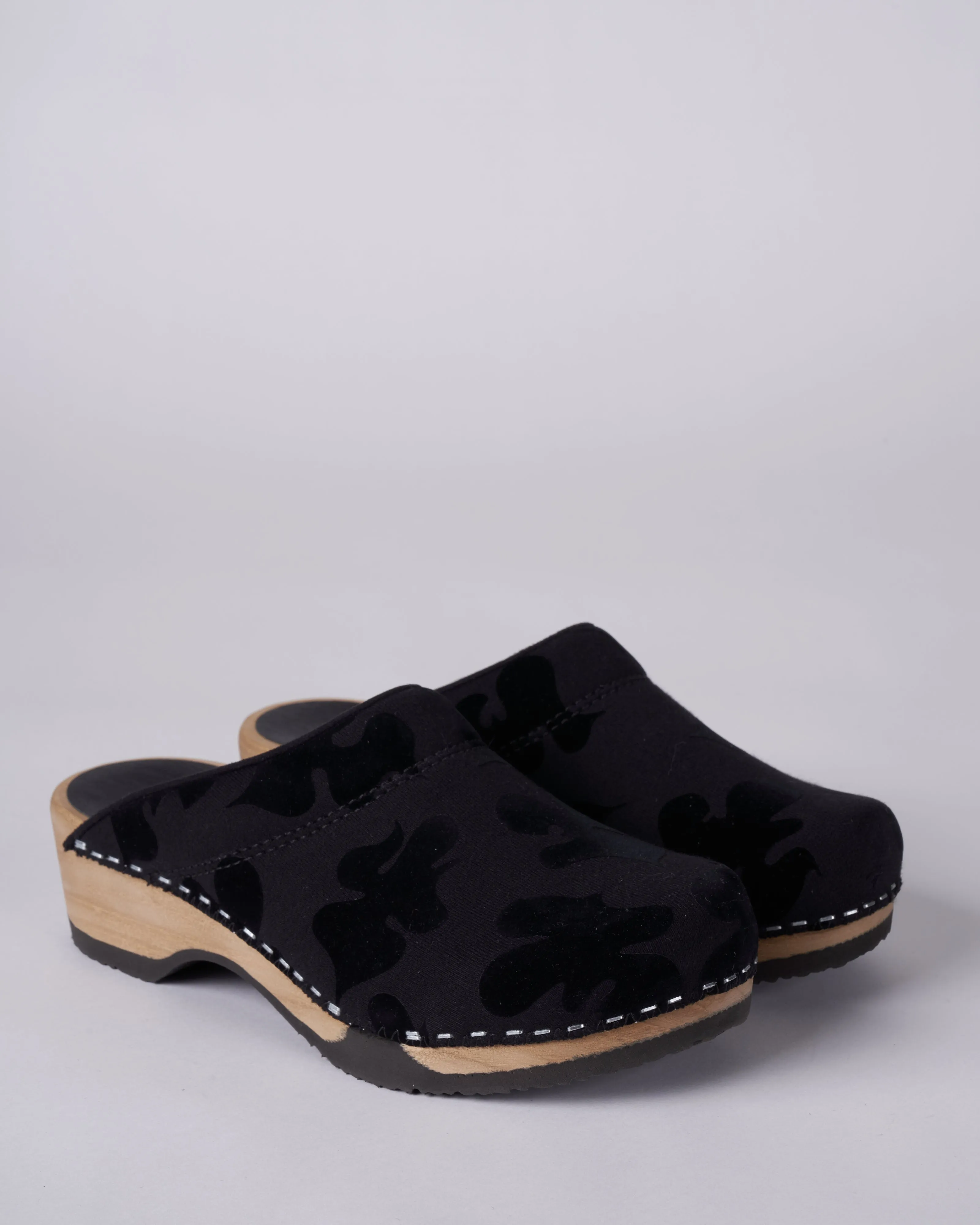 1020 wooden clog bottom w/cloth upper - black/black